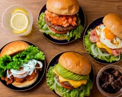 ヤシロバーガー【ピリ辛特製ソースと国産新鮮野菜ハンバーガー】