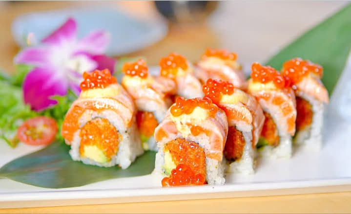 Salmon Lover Roll(8)