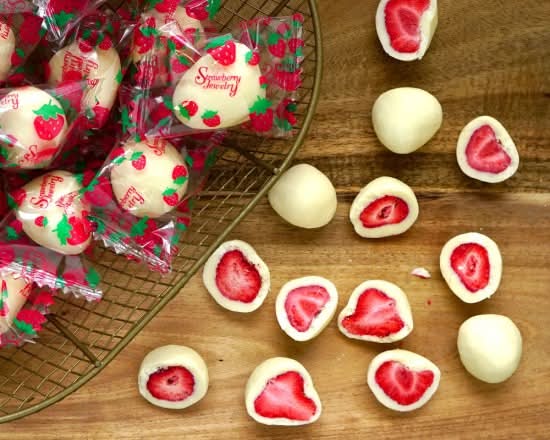 春日堂　フリーズドライストロベリーホワイトチョコ　145g　J-728