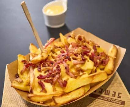 Frites Cheddar Fondu et Oignons Crispy