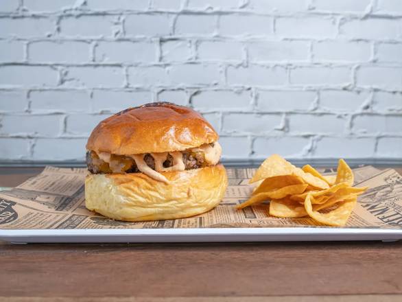 Hamburguesa con Patatas Fritas y Ensalada