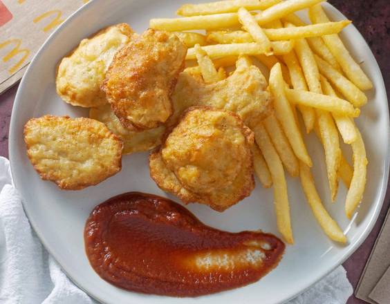 8 Chicken Nuggets and Chips