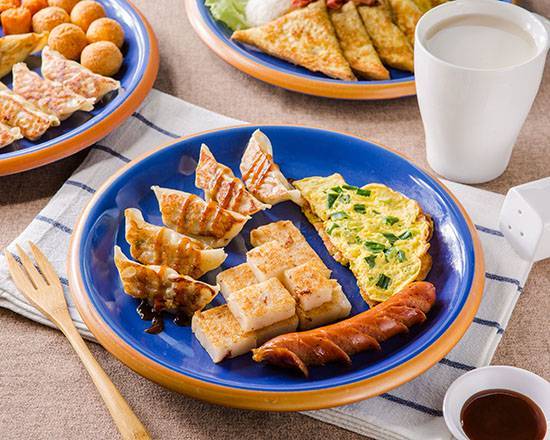 1號套餐 Combo 1 港式蘿蔔糕1片+煎餃5顆、 德國香腸1條+蔥蛋、中杯豆漿。
