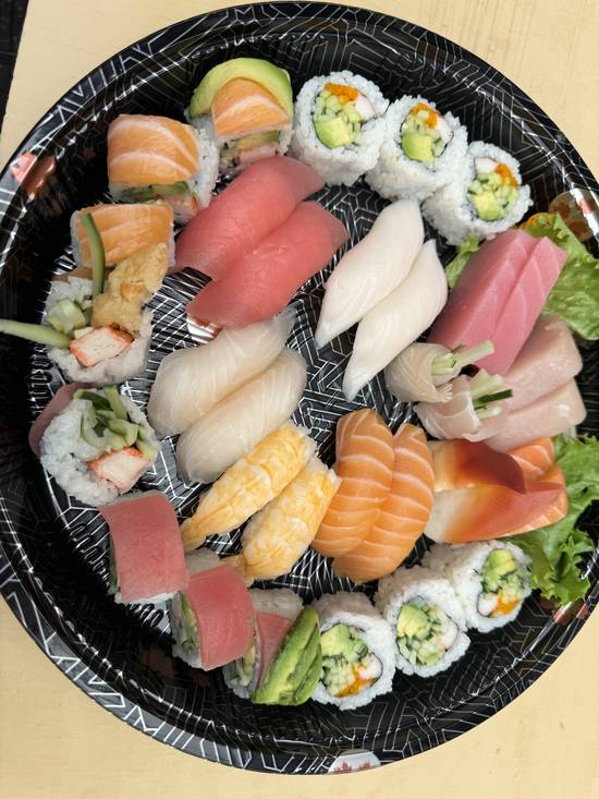 Sushi nami platter