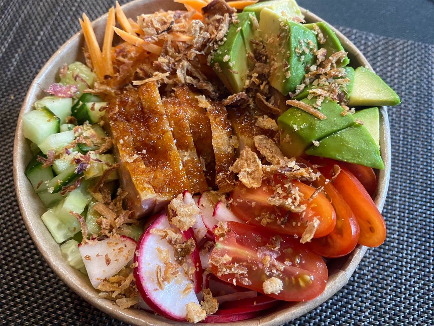 Poké bowl poulet pané et légumes