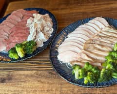 藁焼き店「鑪」の「高タンパク質 燻製肉とブロッコリー」