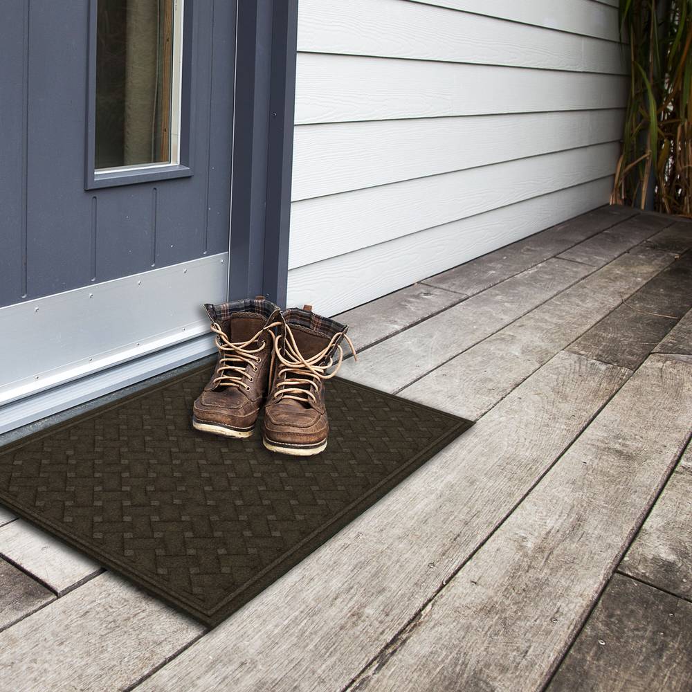 Project Source 2-ft x 3-ft Chocolate Recycled Rubber Rectangular Outdoor Decorative Welcome Utility Mat | B1001-10890-24X36