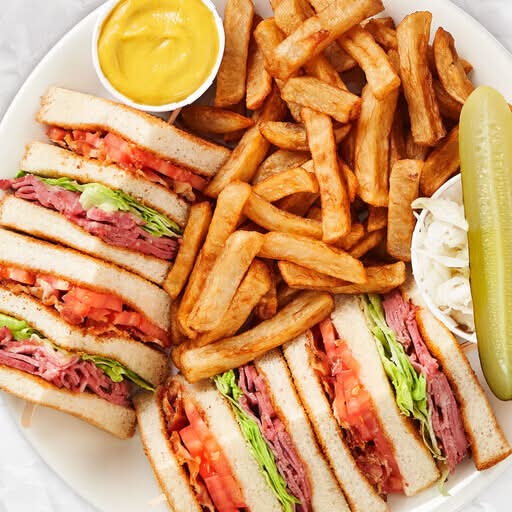 Club à la viande fumée avec frites / Club smoked meat with fries