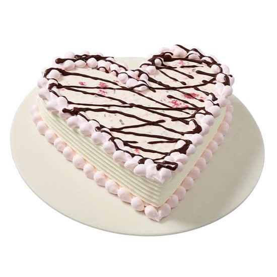 Pastel Blizzard® Treat hecho con KitKat® en trozos y fresa en forma de corazón