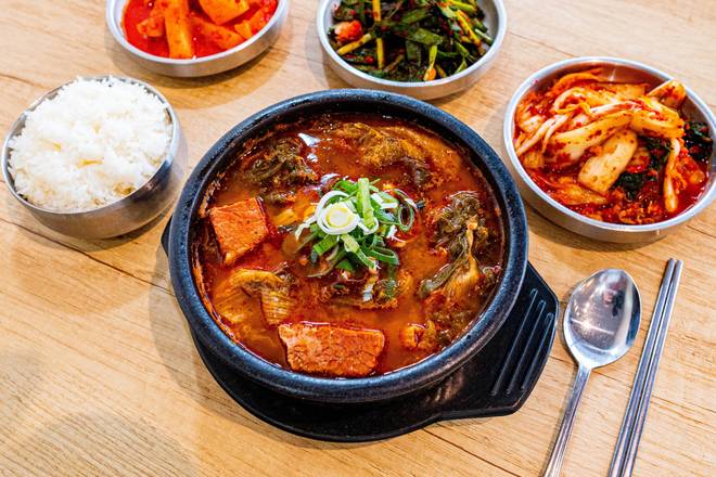 11. 따로 국밥 / Spicy Beef Brisket with Dried Cabbage Soup 🌶️