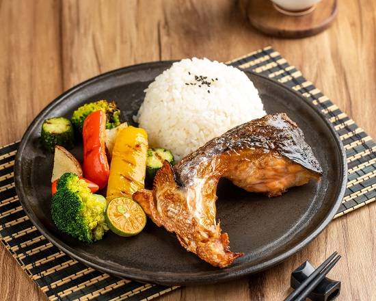 鹽烤厚切鮭魚下巴排飯套餐 Grilled Salmon Chin with Assorted Vegetable and Rice Combo