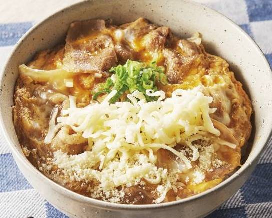牛カルビと濃厚チーズの贅沢な卵とじ丼