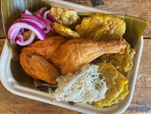 Pollo Frito con Yucca Frita