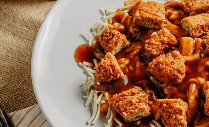 Poutine Poulet Végétalienne / Vegan Chicken Poutine 🌱