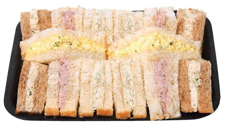 Sandwichs assortis, œuf, poulet et jambon (550g) - Assorted sandwiches, egg, chicken and ham (550g)