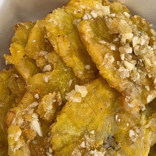 Tostones Ajillo pequeña （ plantain with garlic )