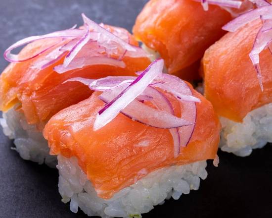 (f049) Philly Salmon Roll