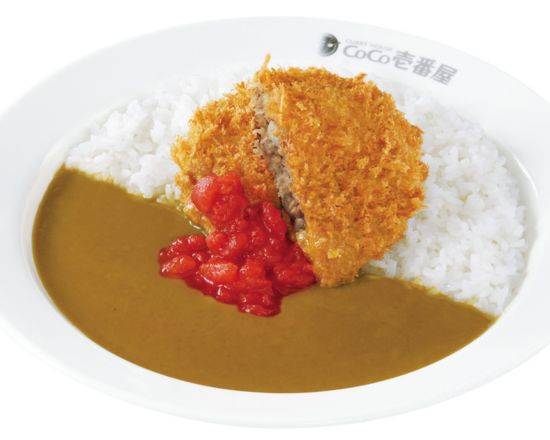 手仕込粗挽きメンチカツカレー＋完熟カットトマト Hand-made coarsely minced meat cutlet curry with ripe cut tomato