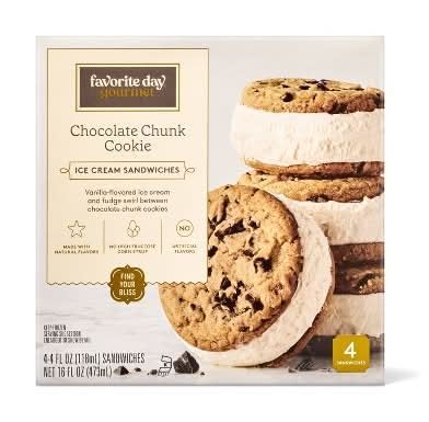 Favorite Day Chocolate Chunk Cookie Ice Cream Sandwiches, Vanilla (20 fl oz, 4 ct)