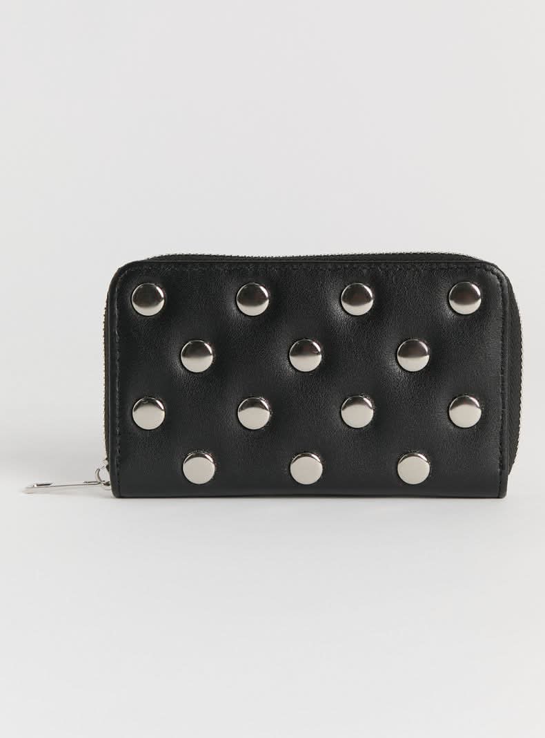 Opposi billetera suede con tachas grandes negro tu