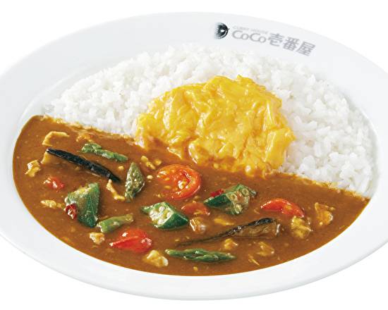 チキンと夏野菜カレー＋ハーフスクランブルエッグ Chicken and summer vegetable curry with scrambled egg (half)