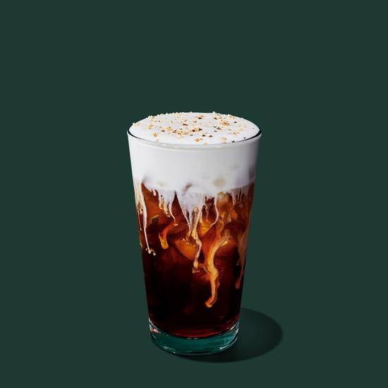 Café infusé à froid avec crème de chocolat blanc et noix de macadamia