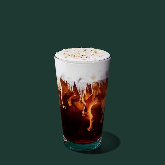 Café infusé à froid avec crème de chocolat blanc et noix de macadamia
