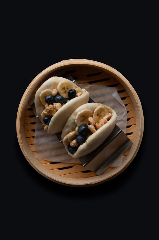 Gua Bao z owocami sezonowymi, karmelem i prażonymi orzechami