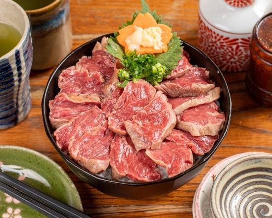 人気No.1　赤身の馬肉丼