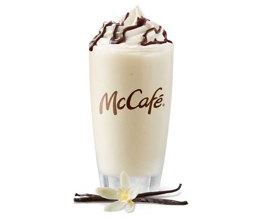 Moyen Chai frappé van. + cr. fouettée + coulis au choc. [650.0 Cal]