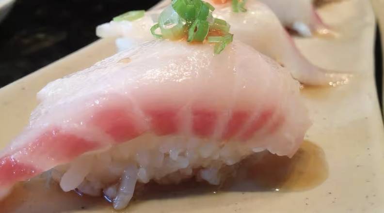 Red Snapper Sushi (2 pcs)