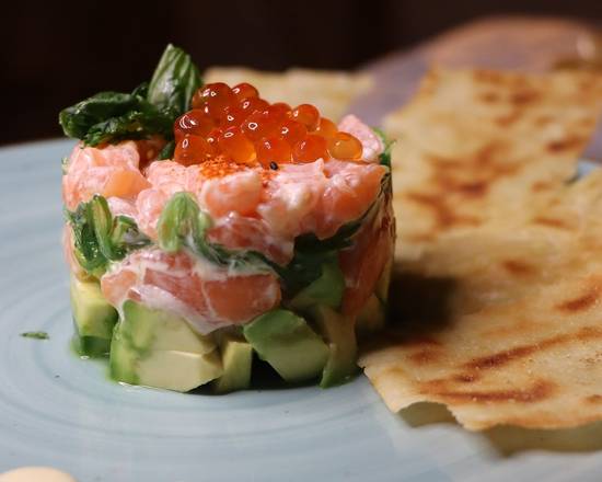 Tartar de salmón con aguacate y yuzu