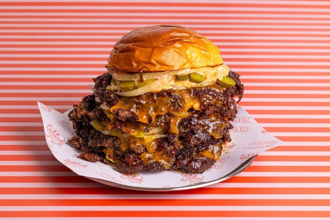 👑 le Rebel Smash 👑 : 6 steak, 6 Cheddar, oignons, cornichons, potato bun et sauce maison