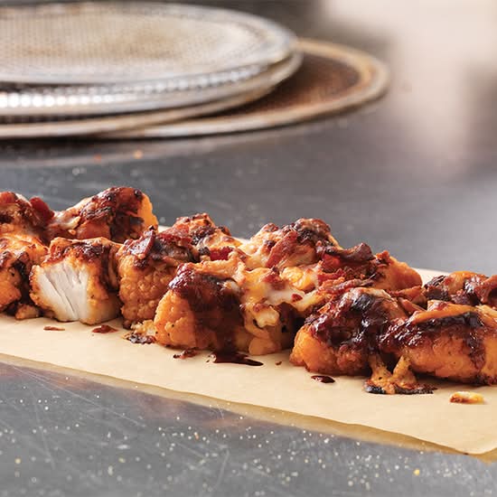 Poulet garni – sauce BBQ sucrée et bacon / Specialty Chicken – Sweet BBQ Bacon