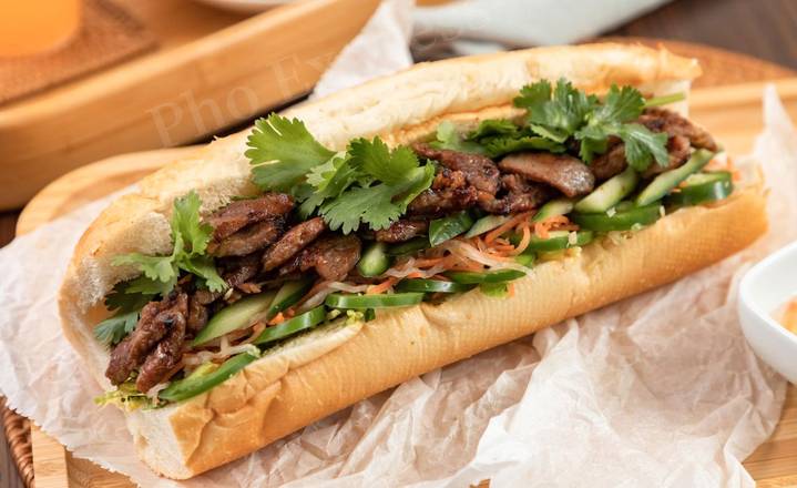 Lemongrass Grilled Pork Banh Mi 香茅猪肉越式法包