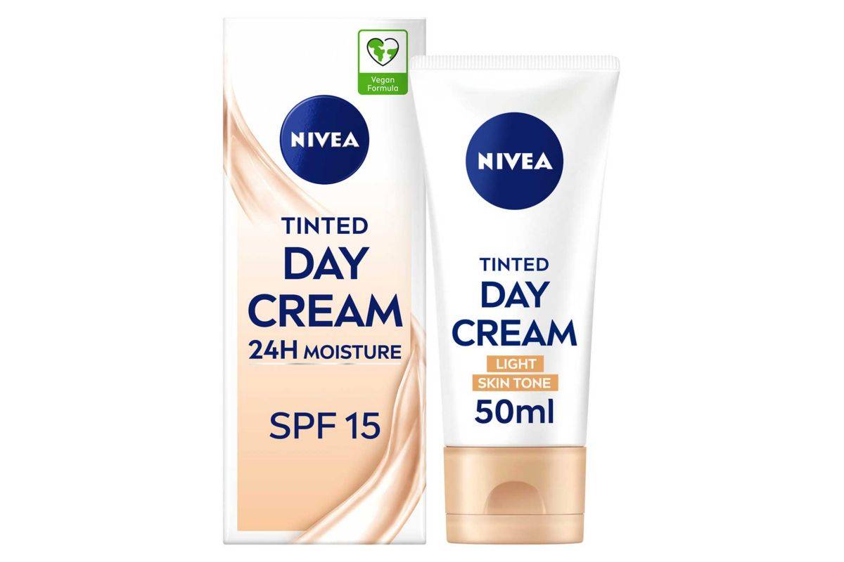 NIVEA 24H Moisture Tinted Day Cream with Vitamin E Light Skin Tone SPF15 50ml