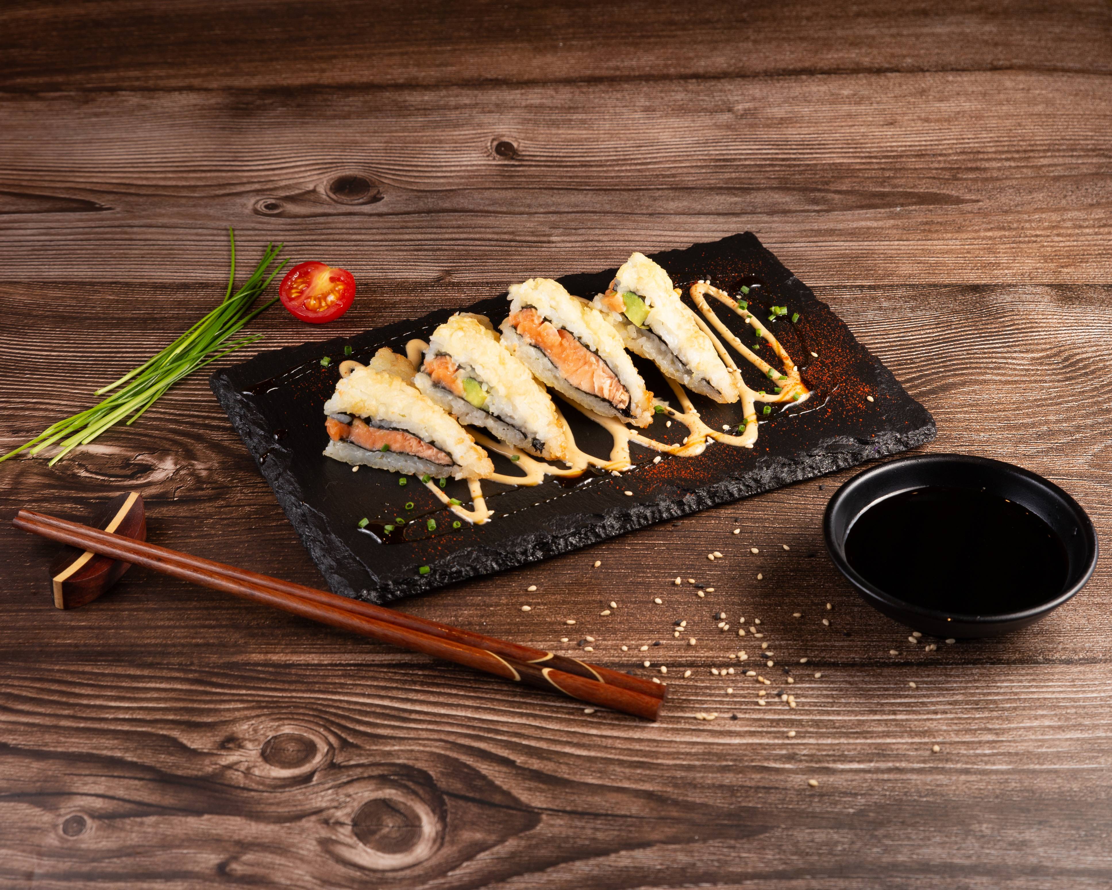 TRIANGLE DE RIZ CROUSTILLANT   Saumon/ Avocat