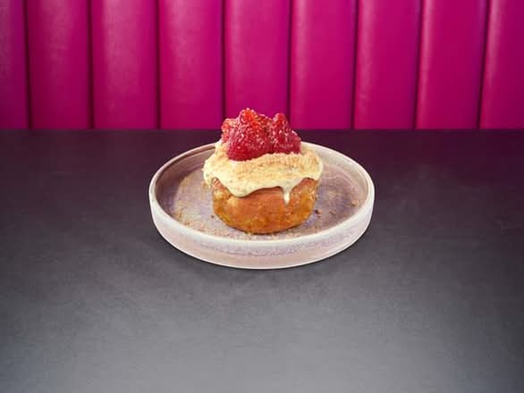Strawberry & White Choc Cinnamon Bun