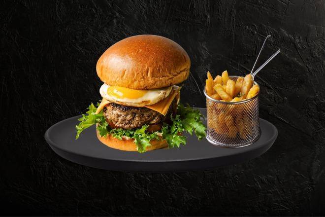 白醬太陽蛋牛肉堡餐 White sauce egg beef burger set