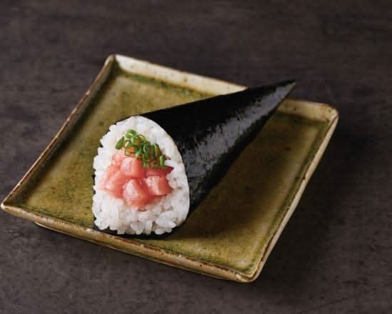 トロ鉄火手巻 (ネギ有) 【 V2914 】Medium-Fatty Tuna Hand Roll with Spring Onions