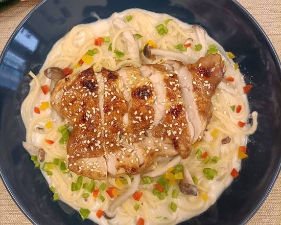 照燒雞腿佐白醬義大利麵