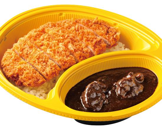 とんかつBLACKチキンカレー（大辛）～26種のスパイス使用～ Pork cutlet on black chicken curry (very spicy), using 26 spices