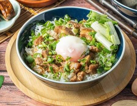 脆蔥溫泉蛋滷肉飯 Braised Pork Rice with Scallion and Onsen Egg