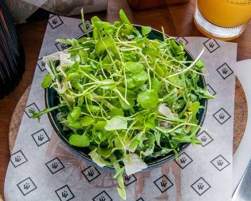 Green salad with pickled onion and dressing