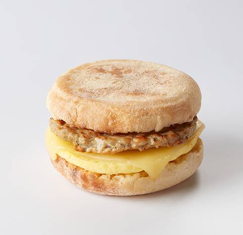 Sandwich déjeuner aux œufs et aux saucisses