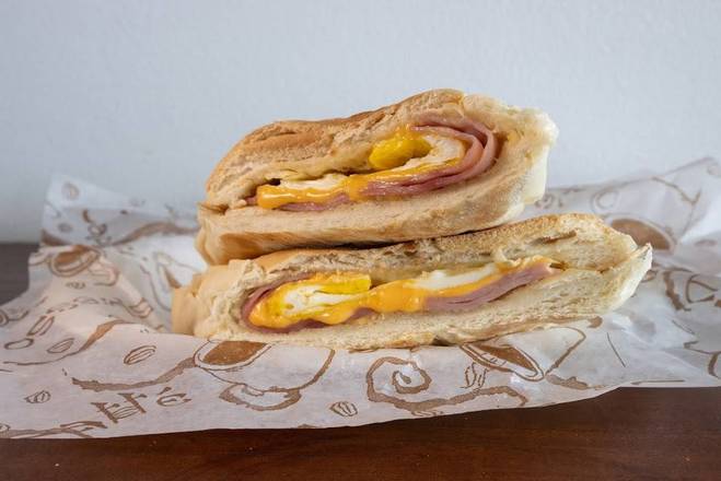 Sandwich jamon queso y huevo