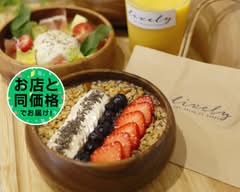 lively アサイーボウルとグリークヨーグルト