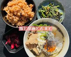 豚と胡麻と玄米と。【酵素玄米と黒胡麻豚汁】