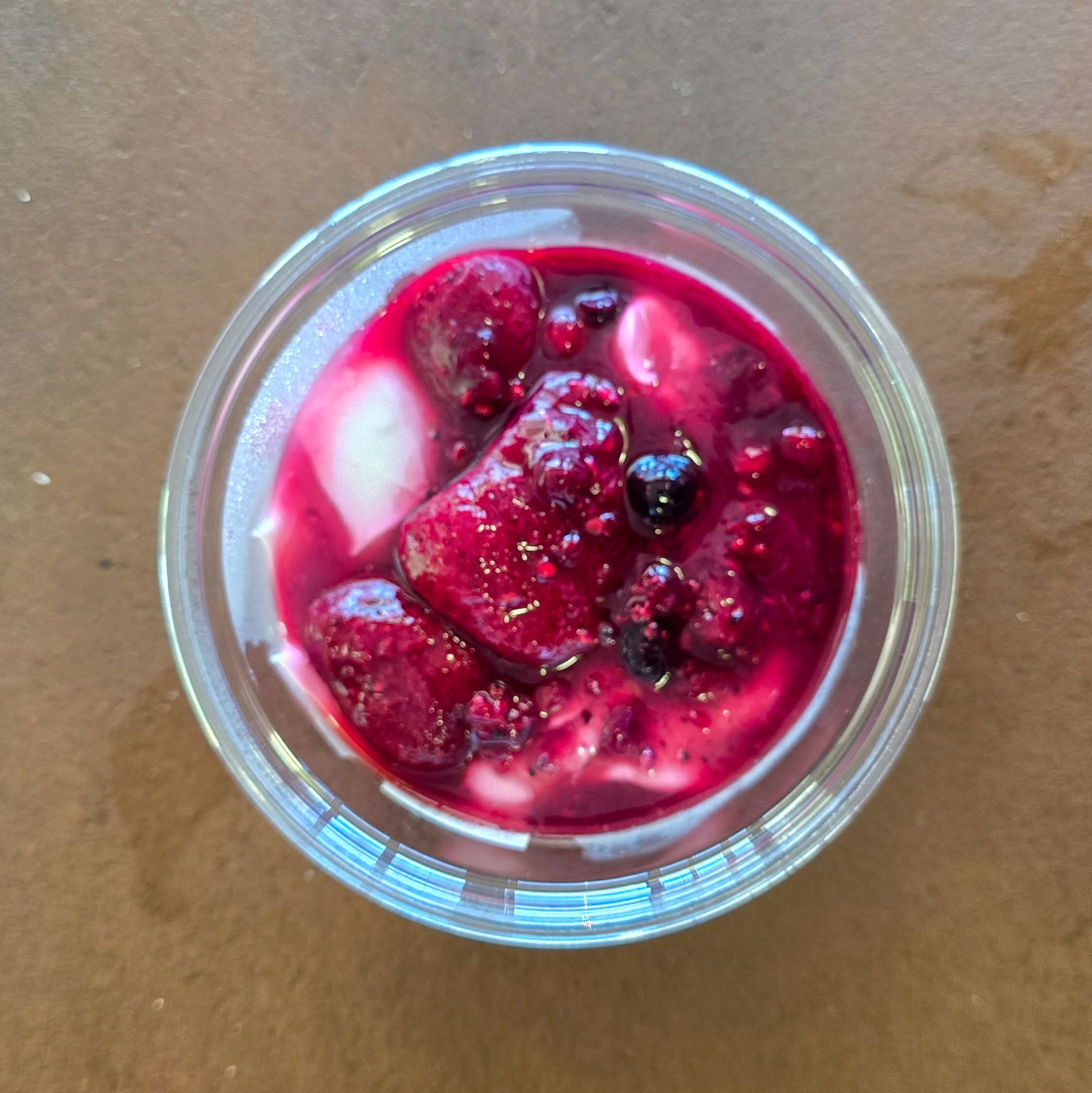 Fromage blanc, marmelade de fuits rouges