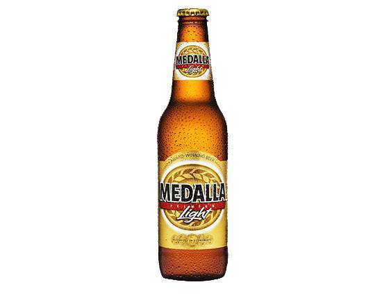 Cerveza Medalla (Botella 12onz)